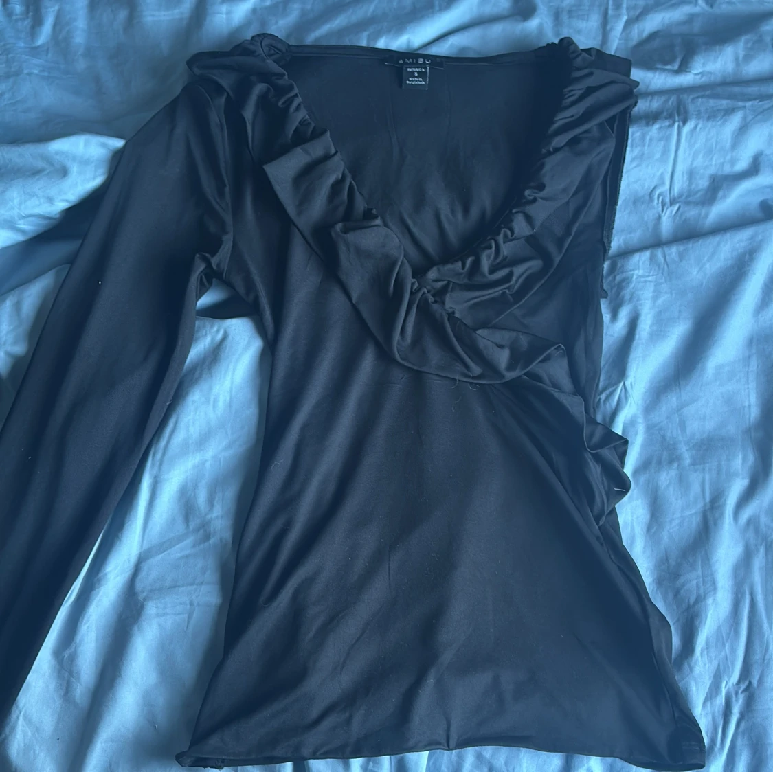 Svart volangblus från Amisu