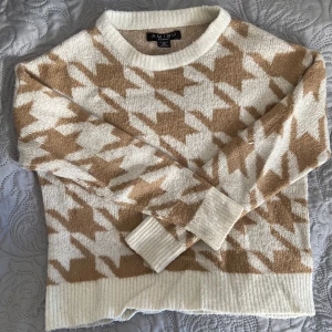 Beige och vit stickad tröja Amisu - Supermysig stickad tröja från Amisu i beige och vitt med stjärnor. Tröjan har rund hals, långa ärmar och ribbade muddar. Kontakta vid funderingar💗