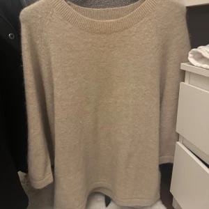 Beige kashmirtröja från & Other Stories - Säljer min super snygga topp från & other stories  Liten fläck på tröjan (borde gå att få bort)  Köpt för 790kr, snabb affär kan gå ned i pris  Storlek S 