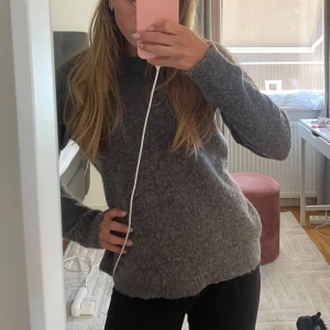 Grå stickad tröja från Selected Femme - Säljer min stickade tröja från Selected Femme som inte används längre. Nypris 600🩵