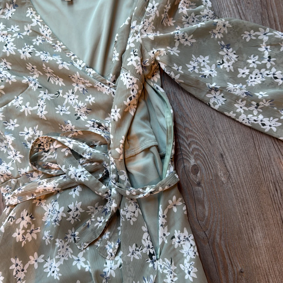 Blommig omlottklänning från Bubbleroom - 1