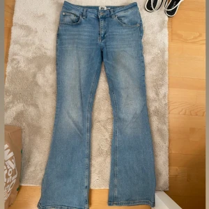 Jeans - Lågmidjade jeans, skulle säga att dom passar både M och L då de töjt ut sig lite