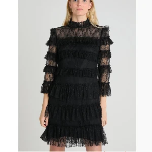 By malina svart klänning - Säljer min snygga by malina svart klänning, använd en gång, som helt ny! Storlek XS men passar mig som är storlek S