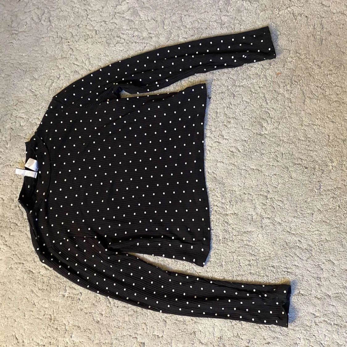 Svart croppad prickig långärmad topp - 2