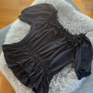Svart topp - Super söt topp från Gina tricot. Säljer då den inte får någon användning💞
