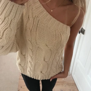 Beige stickad offshoulder tröja - Super snygg, inga defekter!🥰perfekt till hösten