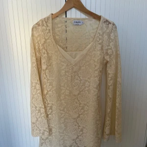 Beige spetsklänning Claire Rose - Säljer en beige spetsklänning från Claire Rose med långärmade ärmar och v-ringad hals. Underklänningen är inte fast sydd utan är separat, men de gör självklart ihop. Använd 1 gång.