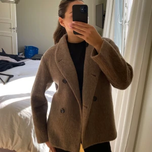 Arket kappa - Säljer min super snygga kappa från arket som tyvärr inte kommit till användning alls, den är i storlek 34