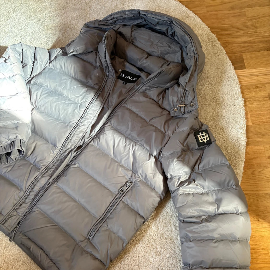 Grå pufferjacka från Bvaldi med huva - 1