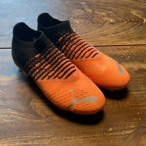 Puma Future fotbollsskor  - Snygga Puma skor i storlek 44 som använts engång på gräs! Så med en tvätt av dom på undersidan är dom som nya! 
