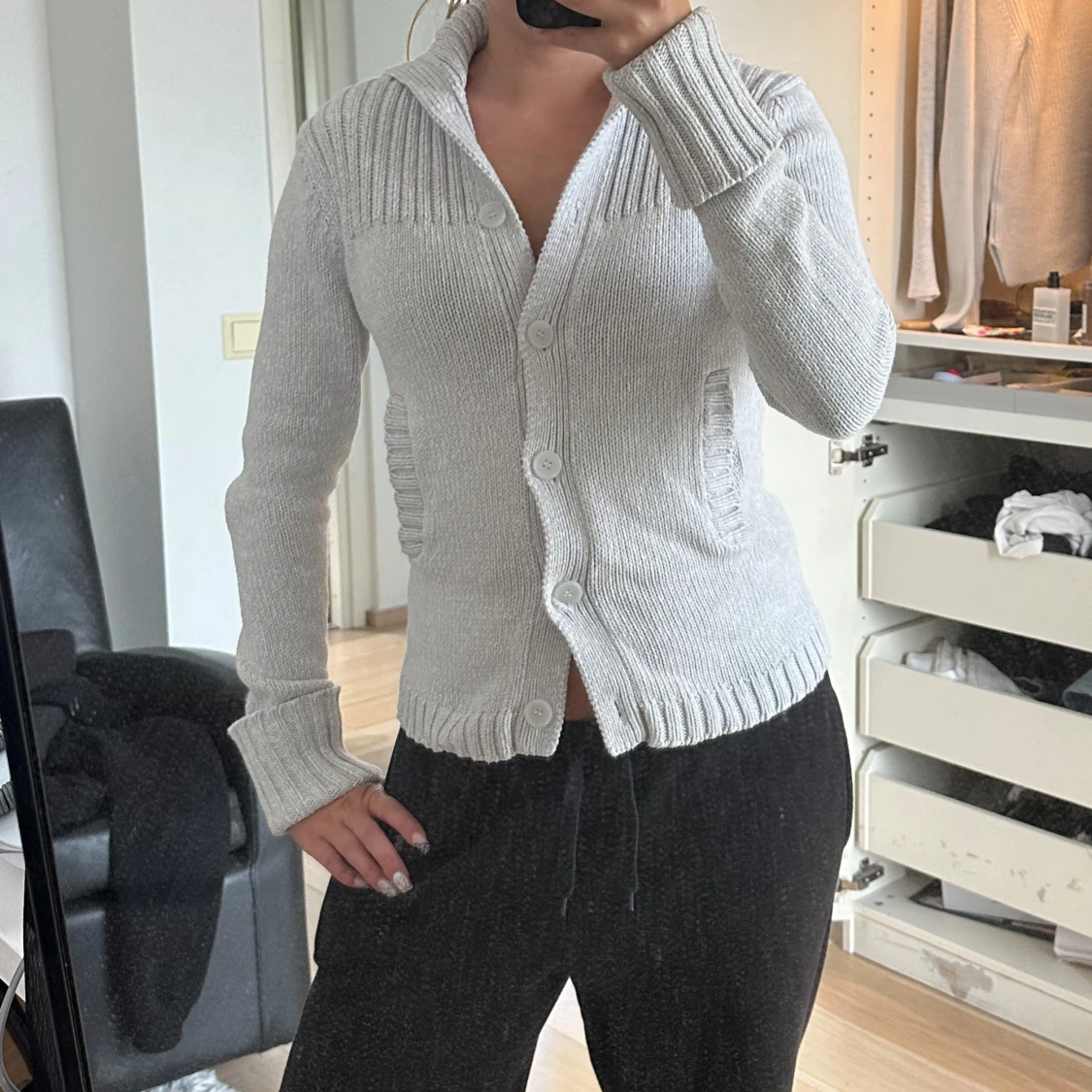 Ljusgrå stickad kofta med krage