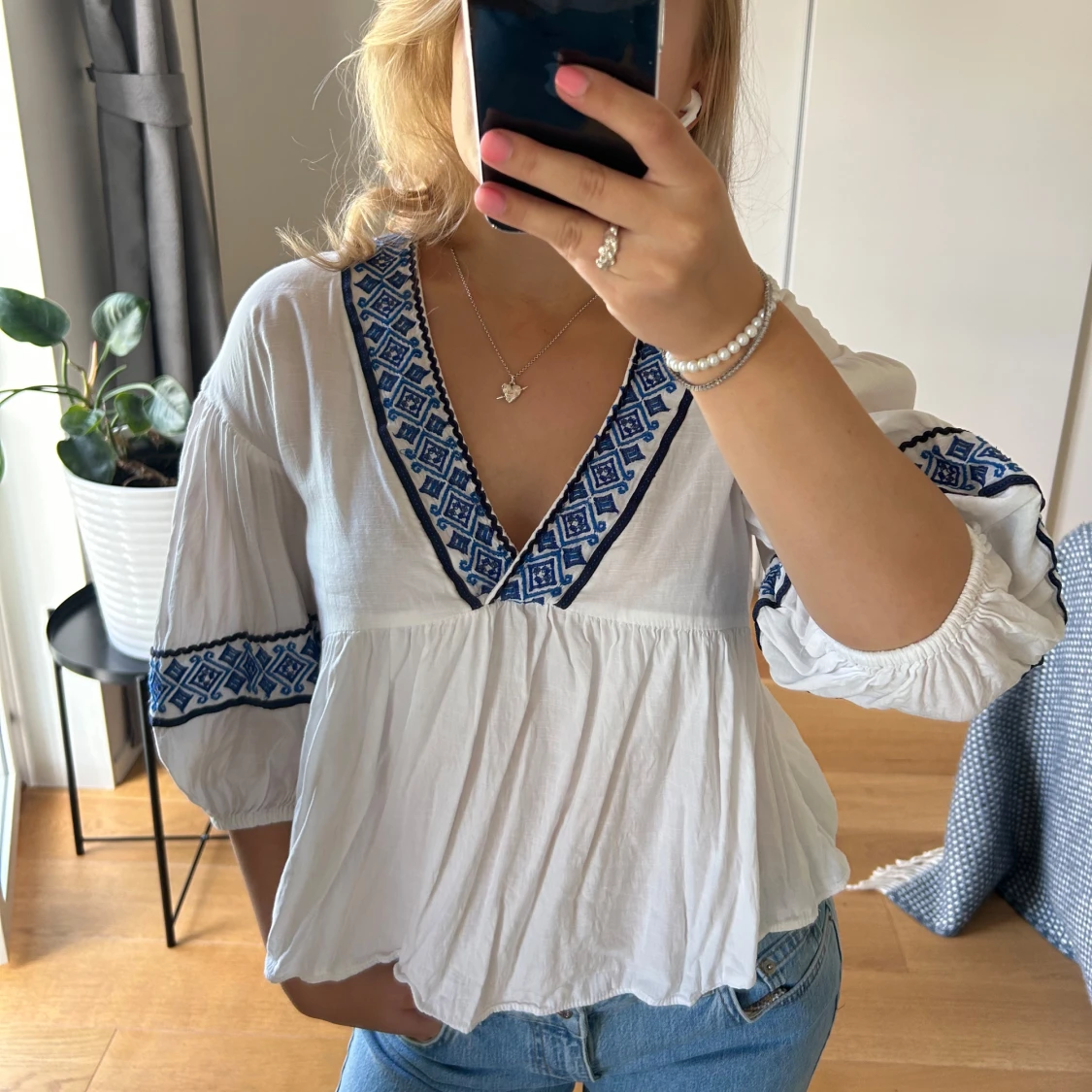 Blus med blå broderi  - 2