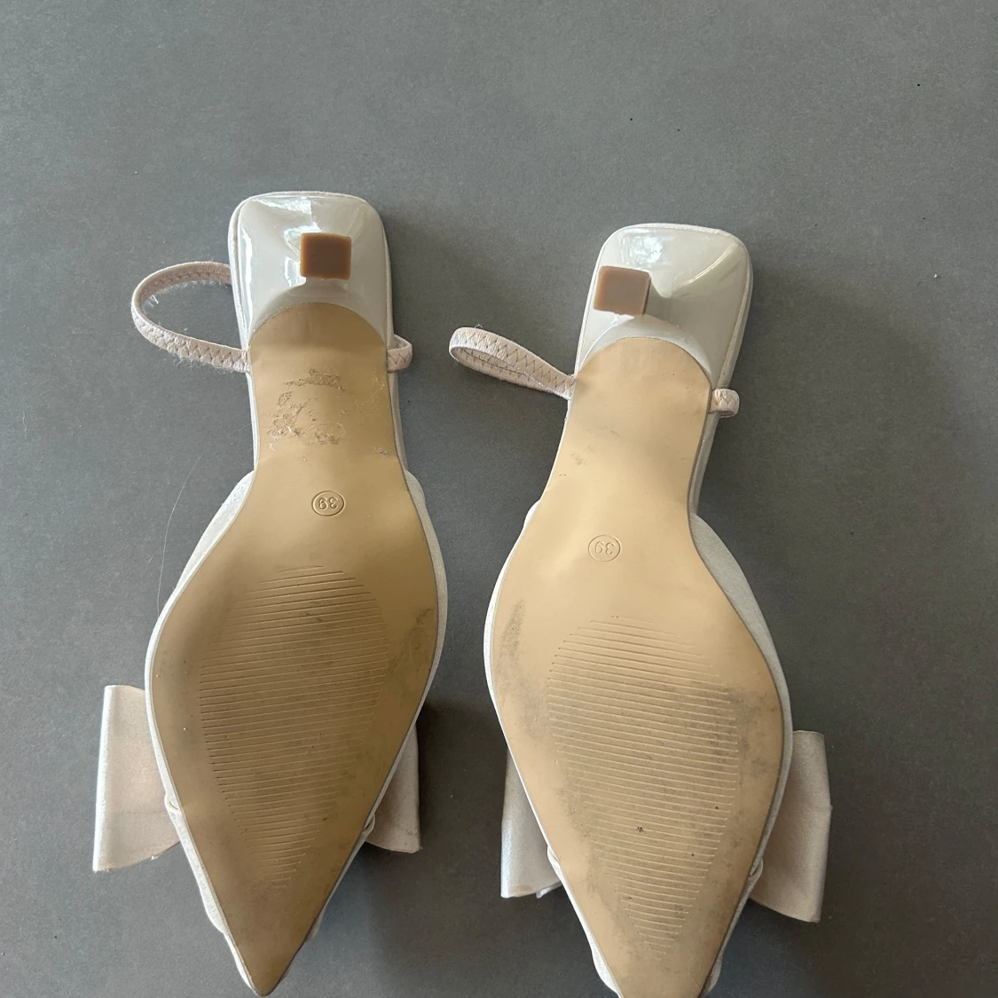 Beige klackskor  med rosett från Givana - 2