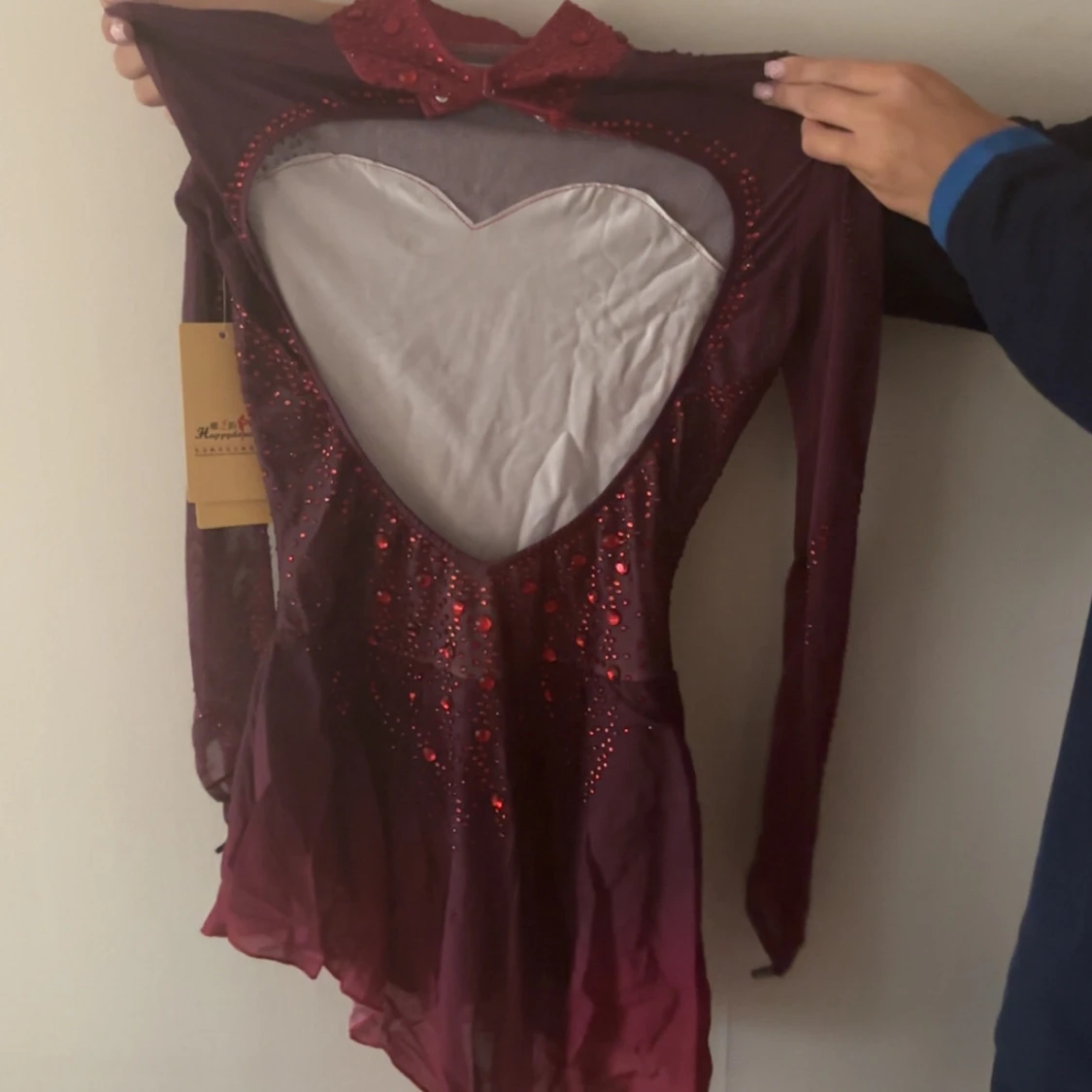 Vinröd glittrig konståkningsklänning med öppen rygg - 2