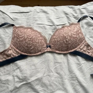 Intimissimi gioia push up rosa/blå - Smutsrosa bh med marinblå band, storlek 75c men passar 75b pga så mycket vaddering. Säljer då den inte kommer till användning.                                              Enstaka lösa trådar samt lite nopprig, kom gärna med prisförslag 💕