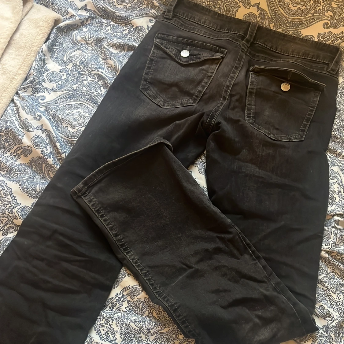 Svarta bootcut jeans från Gina Tricot - 4