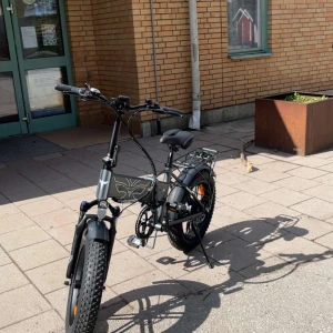 Engwe EP-2 Pro elcykel – Nästan ny, endast använd 1 månad - Säljer min Engwe EP-2 Pro elcykel i toppskick. Den har använts i cirka 1 månad och fungerar precis som ny. Elcykeln har stark motor, breda däck för stabilitet och komfort samt hopfällbar ram för enkel förvaring och transport. Utrustad med batteri som ger bra räckvidd, skivbromsar och LED-belysning fram. Perfekt för både stadskörning och terräng.  ✔️ Nästan ny – körd endast 1 månad ✔️ Hopfällbar och smidig ✔️ Kraftfull motor och bra räckvidd ✔️ Fullt fungerande, inga fel  Redo att användas direkt!