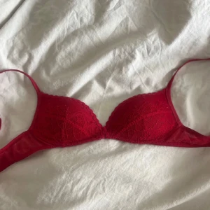 Intimissimi bh  - Säljer den röd push up bh från intimissimi då den var för liten. jätte bra skick☺️