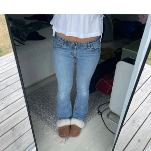 Ljusblå lågmidjade bootcut jeans - As snygga jeans!! Midjemåttet är cirka 36 rakt över💞 hör er vid frågor !!