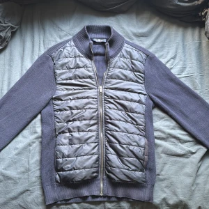 Jimmy Sanders Cardigan - Säljer denna feta cardigan från Jimmy Sanders perfekt nu till hösten! Säljs inte längre men nypris runt 1500! Använd fåtal gånger pga den är lite för stor på mig (ca 170 cm). Jättefint skick med 0 defekter, strl S. Hör av er vid frågor😊