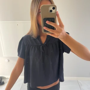 Marinblå blus - Stilig och trendig marinblå blus med unika armar och rosett, passar perfekt nu inför skolstart! Är i storlek 146/152 men passar även de som vanligtvis bär xs 🩷