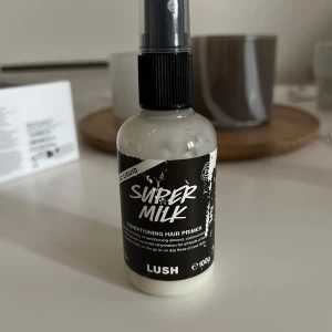 Lush Supermilk 100g - Super Milk Conditioning Hair Primer från LUSH i en 100g plastflaska. Funkar både som leave in balsam efter dusch för mjukt hår eller på torrt hår för doft. Ungefär 70% kvar. Luktar citronkaka/bulle.