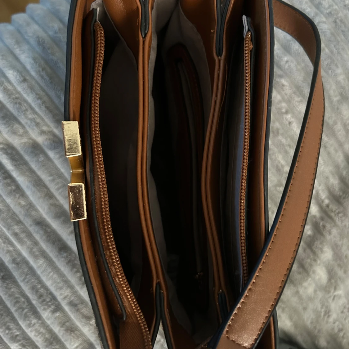 Beige axelväska med V-detalj - 2