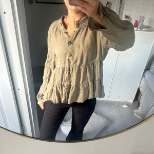 Linneblus från zara - Så fin grön blus i linne från Zara knappt använd 🌸🌸perfekt till vardagen