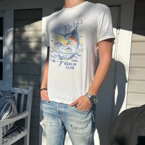 Ralph Lauren T-shirt - Säljer nu denna tvär feta och stilren Ralph Lauren t-shirten. Använd några gånger men är i nyskick utan någon som helst deffekt. Den är köpt på NK för 1250 kr💸. Modellen på bilden är 1,83 cm lång och väger 73 kg och passar bra. Tveka inte på att höra av dig över minsta fundering🤝