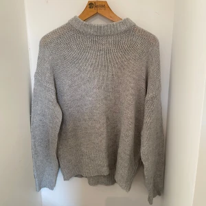Grå stickad tröja - En riktigt fin stickad tröja som sitter väldigt fint på kroppen☺️Storlek xs/s men passar som M