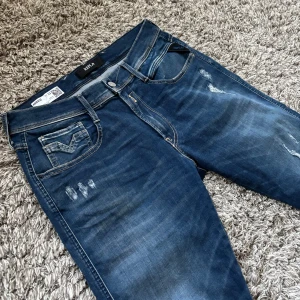 Replay anbass jeans slitningar - Säljer dessa sällsynta replay anbass jeansen med slitningar!⭐️Skick : HELT NY!🙌 Storlek = W33/L34!🤝Hör gärna av er om ni har funderingar!👍