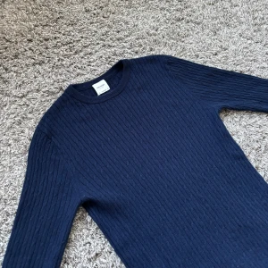 John Henric 100% kashmirtröja - Säljer denna feta John Henric 100% Kashmir tröja!⭐️Skick : OANVÄND!🤝Storlek M passar M!👍Hör gärna av er om ni har funderingar!🙌