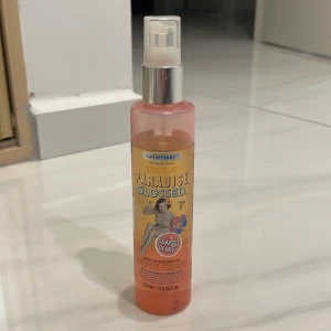 Soap & Glory Paradise Glossed - Paradise Glossed är en fuktgivande body oil med vitamin E som har en tropisk, fruktig doft. Perfekt för att ge huden extra glow och mjukhet. Innehåller 150 ml.