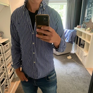Blåvit randig skjorta från Ralph Lauren - Snygg blå skjorta med vita ränder från Ralph Lauren. Slim fit i storlek S, inga defekter, ställ gärna frågor vid funderingar
