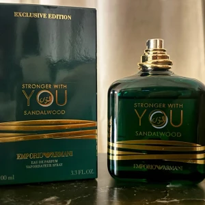 Emporio Armani Stronger With You Sandalwood - Exklusiv parfym från Emporio Armani, Stronger With You Sandalwood. Flaskan är mörkgrön med guldiga detaljer och text, och har en lyxig, rundad form med guldfärgad spraykork. Kommer i matchande grön och guldig förpackning. Eau de Parfum, 100 ml.