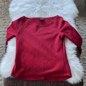 Röd långärmad tröja Peak Performance - Snygg röd långärmad tröja från Peak Performance i storlek S. Tröjan har en enkel design med broderad logga på bröstet och rundad hals. Tillverkad i mjuk bomull som är skön mot huden. Perfekt för chill dagar eller när du vill ha en clean look.