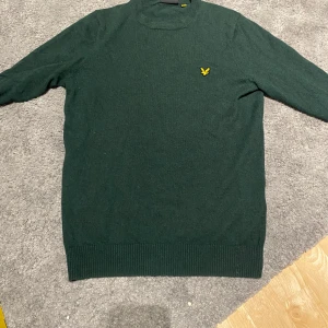 Mörkgrön lyle&scott tröja - Snygg mörkgrön lyle&scott crew neck i storlek S men passar som xs, bra skick, passar någon som är 170 cm lång och väger runt 60