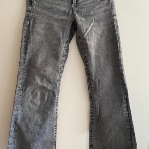 Grå jeans från Gina Tricot, storlek 158 - Snygga grå jeans från Gina Tricot i storlek 158. Modellen har raka ben och klassisk femficksdesign med bälteshällor❣️köparen står för frakt! 