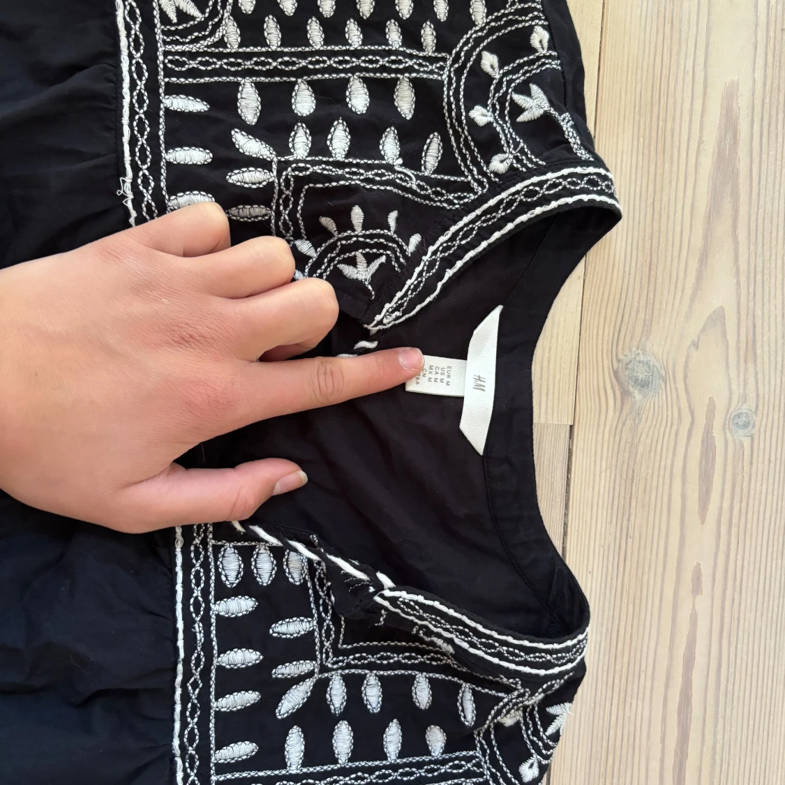 Svart blus med broderi från H&M - 1