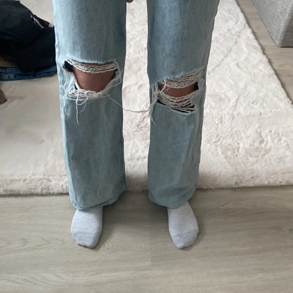 Säljer ett par jeans i storlek XS från H&M💓 dom är uppsydda så att dom passar min längd som är 157cm💗 skriv jätte gärna ifall ni har fler frågor! . Jeans & Byxor.
