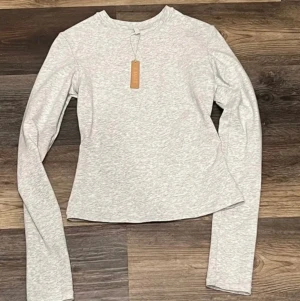 Ny Skims cotton långärmad  - Ny oanvänd skims cotton Jersey longsleeve heather gray storlek xs. Passar en small också, väldigt stretchig material och otroligt bekväm. Alla lapparna är kvar. Slutsåld på hemsidan. Endast seriösa köpare och är ej intresserad av byten! 