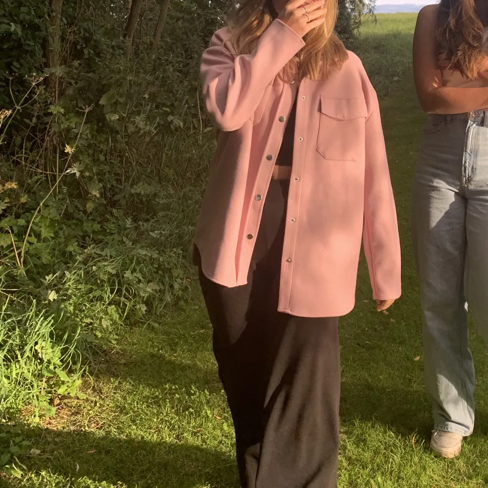 Superfin kappa från only, den är i nytt skick endast använd den gången på bilden. Superfin verkligen känner bara inte att det är min stil! 🫶🏼🥰💘. Takit.