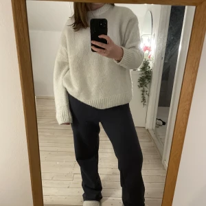 Zara stickad - Säljer denna ass snygga stickade tröjan från zara!!! Säljer pågrund utav att jag har för mycket stickat. Har endast använt tröjan Max 2 gånger. Perfekt nu till vintern!!🥰🫶🏼