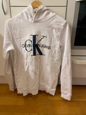 Calvin klein hoodie - Fint skick men det finns en liten rosa fläck på tröjan ungefär 1cm stor