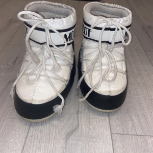Moon boots  - Ett par vita moon boots, bra stick, 