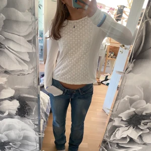 Långärmad vit tröja  - Vit långärmad tröja med snyggt mönster/broderi från Zara 🌟💞 Står storlek 152 men sitter bra på mig som brukar bära S. Super fint skick! Köparen står för frakten, det är bara att höra av sig vid frågor💞