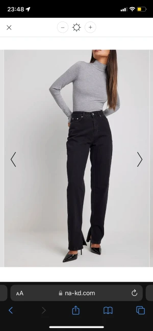 Svarta jeans// oanvända  - Storlek 38  Kan skickas i förpackning jag köpte dem i :)  