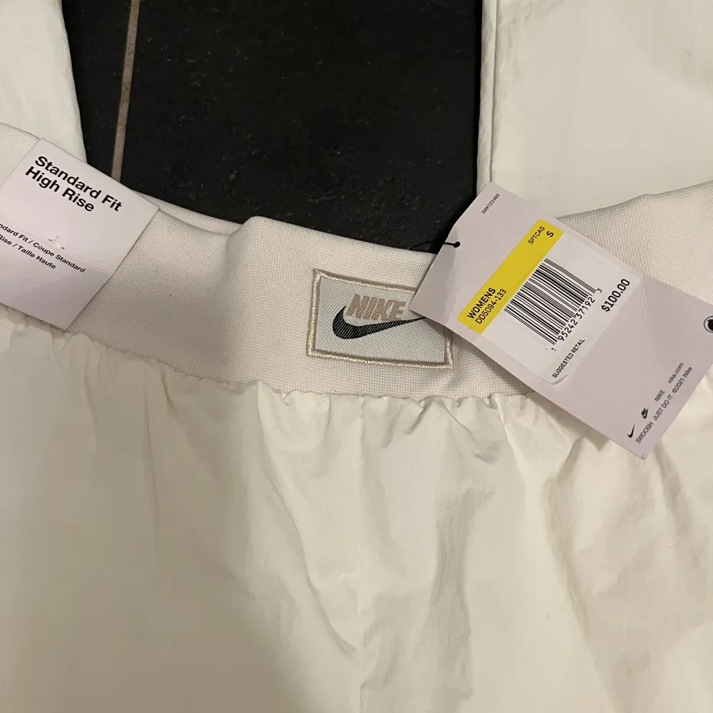 Intressekoll på Nike byxor med vintage stil köpte i USA för 100$ (motsvarande 1100kr) helt oanvända med prislappar kvar. Pris kan diskuteras! Dm för fler bilder. Jeans & Byxor.