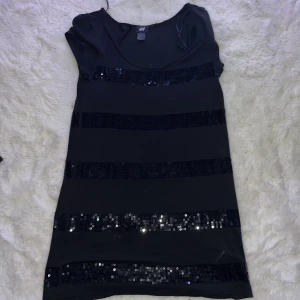 Lång Svart Tröja Med Paljetter - Storlek XS