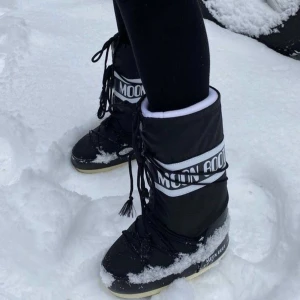  Moon boots svarta - Säljer dessa snygga Moon boots i hög modell. Dom är alIdrg använda så alltså i helt ny skick. Passar perfekt att ha när man åker skidor eller när det börjar bli mycket snö ute. Nypris är 1500 jag säljer för runt 1000